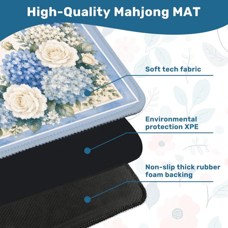 Op de afbeelding: Hoogwaardige Mahjong-mat met een bloemenontwerp met blauwe hortensia's en witte rozen. De mat heeft een zacht technisch stoffen oppervlak, milieubescherming XPE en een antislip dikke rubberen schuimrug.