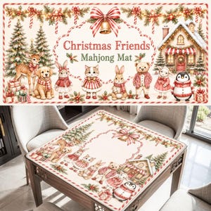 Puede incluir: Una alfombrilla de mahjong rectangular con tem&aacute;tica navide&ntilde;a que presenta un ciervo, un cachorro, conejos, un gato, un oso de peluche y un ping&uuml;ino con ropa de invierno roja y blanca. La alfombrilla muestra una casa nevada, pinos y el texto Christmas Friends Mahjong Mat.