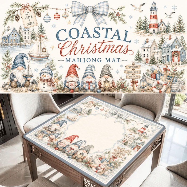 Op de afbeelding: Een Coastal Christmas mahjongmat met een nautisch thema, met kabouters, een vuurtoren en een zeilboot. De mat heeft een blauw-witte geruite rand en de woorden "Coastal Christmas" staan in het midden.