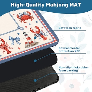 K&ouml;nnte beinhalten: Eine hochwertige Mahjong-Matte mit nautischem Thema. Die obere Schicht hat einen wei&szlig;en Hintergrund mit roten Hummern, Krabben und einem Leuchtturm-Design. Die Matte hat ein weiches Tech-Gewebe, Umweltschutz XPE und eine rutschfeste, dicke Schaumstoffr&uuml;cken.