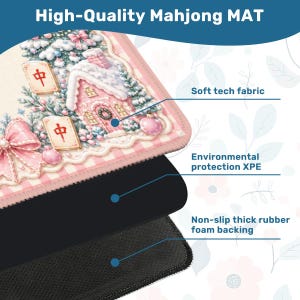 K&ouml;nnte beinhalten: Eine mehrschichtige Mahjong-Matte mit einer Oberfl&auml;che im rosa-wei&szlig;en Karomuster, einer festlichen Winterhaus-Illustration und Mahjong-Steinen. Die Matte besteht aus einer weichen Stoffoberseite, einer XPE-Mittelschicht und einer rutschfesten, dicken Schaumgummir&uuml;ckseite.