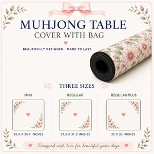 Puede incluir: Un tapete de mesa de mahjong enrollado con un patr&oacute;n floral de flores rosas y hojas verdes sobre un fondo crema. El texto dice MUHJONG TABLE COVER WITH BAG, THREE SIZES, MINI 53,1 X 53,1 CM, REGULAR 80 X 80 CM, REGULAR PLUS 83,8 X 83,8 CM.