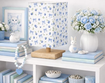 Lámpara de guardería con lazo de arándanos: lámpara de mesa azul suave estilo cottagecore con base de madera