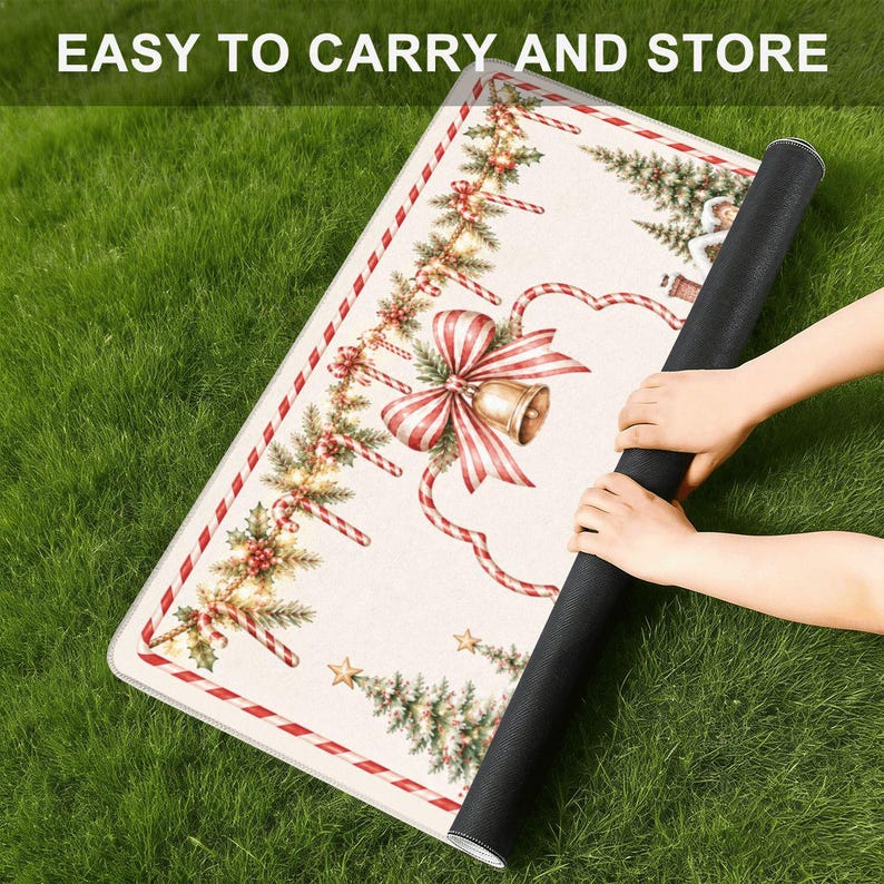 Puede incluir: Una alfombra rectangular con un dise&ntilde;o navide&ntilde;o festivo que incluye un gran lazo a rayas rojas y blancas, una campana dorada, bastones de caramelo, ramas de pino y bayas de acebo sobre un fondo crema. Texto: EASY TO CARRY AND STORE.