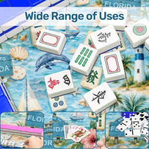 Puede incluir: Una colecci&oacute;n de fichas de Mahjong blancas con varios s&iacute;mbolos y marcas, esparcidas sobre un fondo con tem&aacute;tica de playa. La imagen incluye el texto "Wide Range of Uses" y tambi&eacute;n muestra naipes y domin&oacute;.