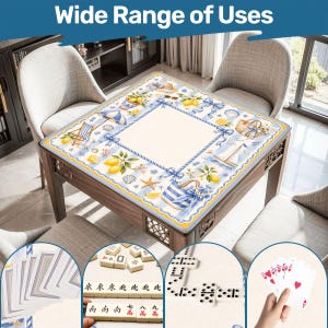 Pu&ograve; includere: Un tavolo di legno con una tovaglia a tema spiaggia. La tovaglia presenta limoni, conchiglie e una borsa a righe. L'immagine mostra anche carte da gioco, domino e tessere di mahjong, con il testo "Wide Range of Uses" in alto.