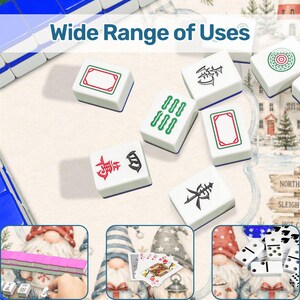 Op de afbeelding: Witte Mahjong-tegels met blauwe randen en diverse symbolen en ontwerpen. De tekst "Wide Range of Uses" wordt bovenaan weergegeven. De afbeelding bevat ook illustraties van kabouters, speelkaarten en dominostenen.