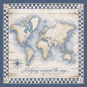 Op de afbeelding: Een wereldkaartprint met een blauw en beige aquarelontwerp. De kaart staat op een witte houten achtergrond en is omlijst met een blauw-witte geblokte rand. De tekst "Mahjong around the map" is in cursief geschreven.