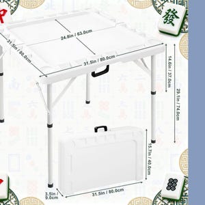 Puede incluir: Mesa de Mahjong plegable blanca con estuche de transporte. La mesa mide 80,0 cm de ancho y 74,0 cm de alto. El estuche mide 80,0 cm de ancho y 40,0 cm de alto. Se muestran fichas de Mahjong.