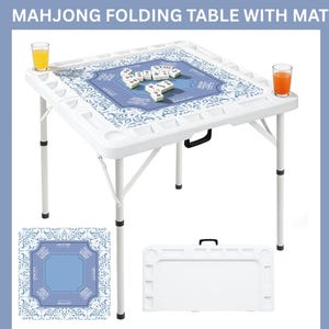 Puede incluir: Una mesa de Mahjong plegable blanca con una esterilla estampada en azul. La mesa tiene portavasos y un asa. La imagen tambi&eacute;n muestra una esterilla separada y una funda de transporte. El texto de la imagen dice "MAHJONG FOLDING TABLE WITH MAT".