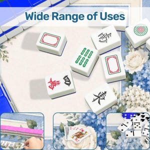 Op de afbeelding: Witte Mahjong-tegels met blauwe randen en diverse symbolen en ontwerpen. De tekst "Wide Range of Uses" staat bovenaan. De afbeelding toont ook speelkaarten en dominostenen, wat wijst op meerdere spelopties.