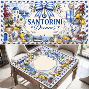 Op de afbeelding: Een vierkante tafel met een decoratief blad voorzien van een blauw-witte print in Santorini-stijl. Het ontwerp bevat Griekse architectuur, citroenen, een blauwe strik met een boze oog-amulet en de tekst "SANTORINI Dreams" op een cr&egrave;mekleurige achtergrond.
