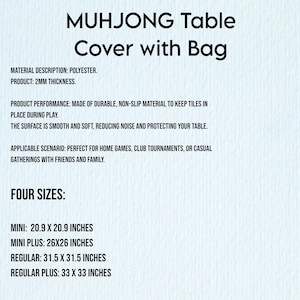 Puede incluir: Texto sobre un fondo azul claro: "MUHJONG Table Cover with Bag". El texto describe el material como poli&eacute;ster, 2 mm de grosor y antideslizante. Se enumeran cuatro tama&ntilde;os: Mini (53,1 x 53,1 cm), Mini Plus (66x66 cm), Regular (80 x 80 cm) y Regular Plus (83,8 x 83,8 cm).