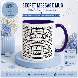 Peut inclure: Mug en céramique blanche avec intérieur et anse violets, orné d'un motif géométrique noir. Le mug porte l'inscription "Secret Message Mug" et "Bitch I'm Exhausted". Passe au lave-vaisselle, disponible en 312ml ou 444ml.