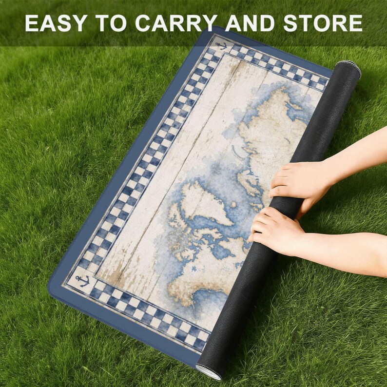 Op de afbeelding: Een opgerolde rechthoekige mat met een wereldkaartontwerp, in blauwe en beige tinten. De mat heeft een blauwe rand met een dambordpatroon en een ankersymbool. De tekst "EASY TO CARRY AND STORE" staat bovenaan.