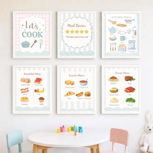 Op de afbeelding: Zes ingelijste prints met een keukenthema. De bovenste rij toont een roze en wit geruit "Let's Cook" bord, een "Meal Review" bord en een "Kitchen Tools" bord. De onderste rij toont ontbijt-, lunch- en dinermenu borden.