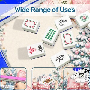 K&ouml;nnte beinhalten: Eine Sammlung wei&szlig;er Mahjong-Steine mit gr&uuml;nen, roten und schwarzen Symbolen, einschlie&szlig;lich leerer Steine und Schriftzeichen. Das Bild enth&auml;lt den Text Wide Range of Uses sowie kleine Einsch&uuml;be, die rosa Spielsteine, Spielkarten und Dominosteine zeigen.