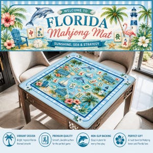 Puede incluir: Un tapete de Mahjong de Florida cuadrado con un dise&ntilde;o tropical con delfines, palmeras y un faro. El tapete tiene un borde azul y las palabras "Welcome to Florida Mahjong Mat" se muestran en la parte superior. El tapete est&aacute; sobre una mesa de madera.
