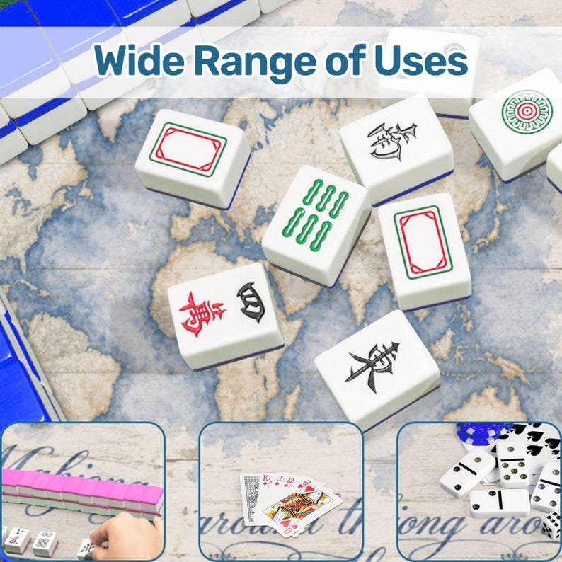 Op de afbeelding: Witte Mahjong-tegels met blauwe randen en diverse symbolen liggen op een oppervlak met een kaartpatroon. De tekst "Wide Range of Uses" is zichtbaar. Extra afbeeldingen tonen speelkaarten, dominostenen en meer Mahjong-tegels.