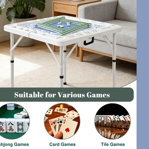 Puede incluir: Una mesa de juego plegable blanca con una superficie estampada en azul y blanco, adecuada para varios juegos. La mesa tiene un tablero de juego de azulejos incorporado y portavasos. La imagen tambi&eacute;n muestra ejemplos de juegos de Mahjong, cartas y fichas.