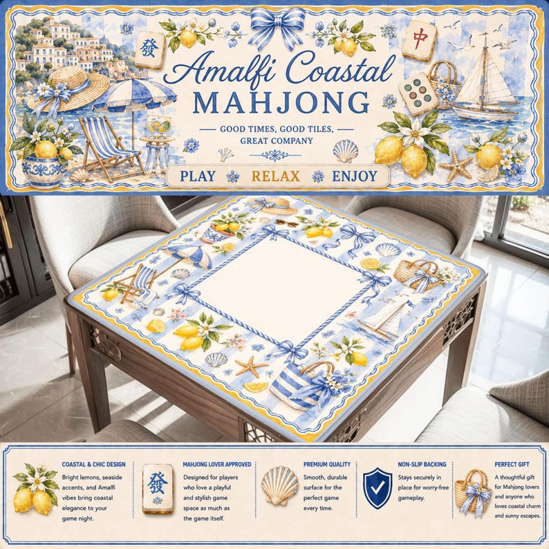 Pu&ograve; includere: Tavolo da Mahjong quadrato a tema costiero. Il tavolo presenta un design blu e bianco con limoni, barche a vela e accessori da spiaggia. Il testo "Amalfi Coastal Mahjong" &egrave; visualizzato in alto. Il tavolo &egrave; in una stanza con due sedie.