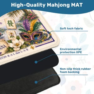 Puede incluir: Una alfombrilla de Mahjong rectangular con tem&aacute;tica de Mardi Gras que incluye una m&aacute;scara morada y dorada, plumas coloridas, cuentas, flores de magnolia y fichas de Mahjong. La alfombrilla tiene una superficie de tela t&eacute;cnica suave, una capa intermedia de XPE y una base de espuma de goma antideslizante.