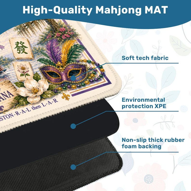 Puede incluir: Una alfombrilla de Mahjong rectangular con tem&aacute;tica de Mardi Gras que incluye una m&aacute;scara morada y dorada, plumas coloridas, cuentas, flores de magnolia y fichas de Mahjong. La alfombrilla tiene una superficie de tela t&eacute;cnica suave, una capa intermedia de XPE y una base de espuma de goma antideslizante.