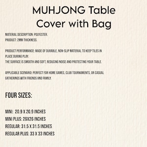 Op de afbeelding: Tekst op een cr&egrave;mekleurige achtergrond: "MUHJONG Table Cover with Bag." Gemaakt van polyester, 2mm dik. Gemaakt van duurzaam, antislip materiaal om tegels op hun plaats te houden. Verkrijgbaar in vier maten: Mini (53.1 x 53.1 cm), Mini Plus (66 x 66 cm), Regular (80 x 80 cm), en Regular Plus (83.8 x 83.8 cm).