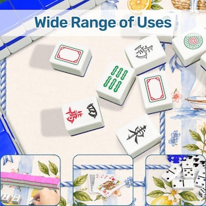 Pu&ograve; includere: Tessere di Mahjong bianche con simboli e disegni rossi, verdi e neri sono sparse su una superficie a motivi. Il testo "Wide Range of Uses" &egrave; visualizzato in alto. L'immagine mostra anche domino e carte da gioco.