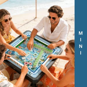 Puede incluir: Un grupo de personas jugando al Mahjong en una mesa cuadrada con un dise&ntilde;o azul y floral. La mesa est&aacute; rodeada de fichas verdes y blancas. La palabra "MINI" est&aacute; impresa verticalmente en el lado derecho de la imagen.