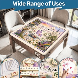 Puede incluir: Una mesa de juego cuadrada con una alfombrilla impresa con el texto Louisiana Mahjong, un pel&iacute;cano, un barco de vapor, una m&aacute;scara y motivos florales. La alfombrilla incluye varias fichas de mahjong y cartas. La mesa tiene un marco de madera.