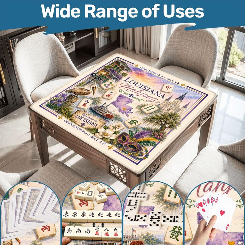 Puede incluir: Una mesa de juego cuadrada con una alfombrilla impresa con el texto Louisiana Mahjong, un pel&iacute;cano, un barco de vapor, una m&aacute;scara y motivos florales. La alfombrilla incluye varias fichas de mahjong y cartas. La mesa tiene un marco de madera.