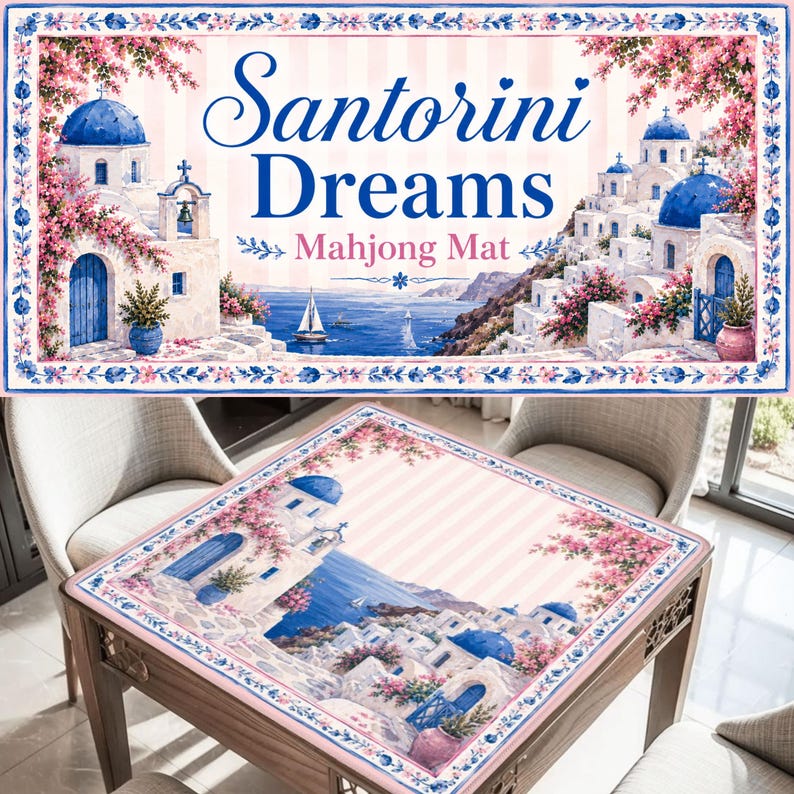 Pode incluir: Um tapete de mahjong retangular com uma cena impressa de Santorini com edif&iacute;cios brancos, c&uacute;pulas azuis e flores cor-de-rosa. O texto "Santorini Dreams Mahjong Mat" est&aacute; centrado no topo. O tapete tem uma borda floral decorativa em azul e rosa.