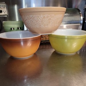 Pyrex Mixing bowls #402 1 1/12 quart, 1.5L . Assorted designes