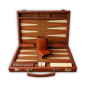 Juego de backgammon vintage con estuche de viaje de piel sintética marrón, juego completo y dados, estilo MCM de los años 70.