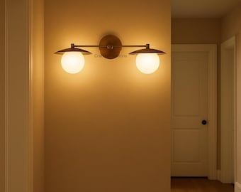 Applique da parete in ottone in stile moderno di metà secolo: doppia luce a globo in vetro opalino