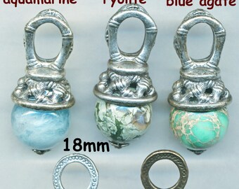 Puede incluir: Cuatro colgantes de plata y bronce con cuentas de piedras preciosas. Las cuentas son de aguamarina, ágata azul y dos tonos diferentes de riolita verde. Los colgantes miden 18 mm y 20 mm.