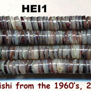 Pode incluir: Quatro fios de contas heishi de concha de 4 mm em tons de marrom, branco e cinza. As contas são da década de 1960 e medem 61 cm de comprimento. HEI1