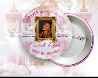 Könnte beinhalten: Ein runder Button mit rosa und goldenem Design. Der Button zeigt ein Foto in einem goldenen Rahmen, den Text "FOREVER IN OUR HEARTS" und den Namen "Michelle Cooper". Der Button enthält auch den Text "Sunrise December 20, 1999" und "Sunset February 1, 2024". Die Worte "REST IN HEAVEN" sind ebenfalls enthalten.