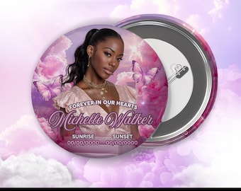 Könnte beinhalten: Ein runder Button mit einem Foto einer Frau, Schmetterlingen und Text. Der Button hat einen rosa-violetten Hintergrund mit den Worten "Forever in Our Hearts" und dem Namen "Michelle Walker". Ein Gedenk-Button.