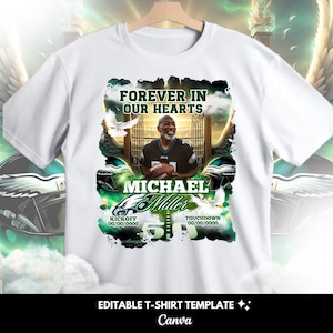 Puede incluir: Camiseta blanca con un diseño conmemorativo para Michael Miller. El diseño incluye el texto "FOREVER IN OUR HEARTS", una foto de un hombre, cascos de fútbol y el texto "MICHAEL Miller". La camiseta también tiene el texto "KICKOFF" y "TOUCHDOWN".