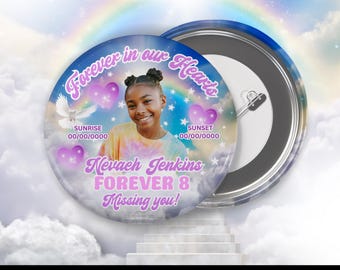 Könnte beinhalten: Ein runder Button mit einem Foto eines lächelnden Mädchens, umgeben von Text und Grafiken. Der Text lautet "Forever in our Hearts", "Sunrise", "Sunset", "Nevach Jenkins Forever 8 Missing you!" und "Editable Button Template Canva."