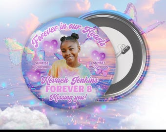 Könnte beinhalten: Ein runder Button mit einem Foto eines lächelnden Mädchens, umgeben von Schmetterlingen und dem Text "Forever in our Hearts", "Nevach Jenkins FOREVER 8 Missing you!" und "Sunrise 00/00/0000 Sunset 00/00/0000". Der Button hat eine Nadel.