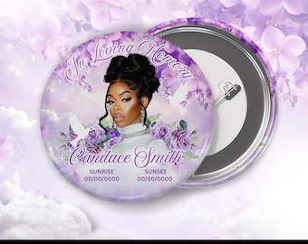 Könnte beinhalten: Ein runder Button mit einem Porträt einer Frau, dem Text "In Loving Memory" und dem Namen "Candace Smith". Der Button hat ein lila Blumenmuster und den Text "Sunrise" und "Sunset" mit Daten. Der Hintergrund ist ein weiches Lila mit Blumen.