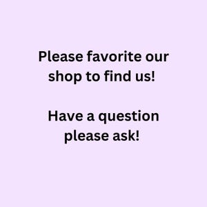 Puede incluir: Texto sobre un fondo morado claro que dice "Por favor, agrega nuestra tienda a tus favoritos para encontrarnos. &iquest;Tienes alguna pregunta? &iexcl;Por favor, preg&uacute;ntanos!"