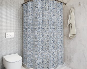 Cortina de ducha con azulejos bohemios azules: decoración rústica mediterránea vintage