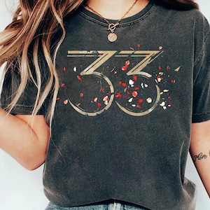 T-shirt Expédition 33 Clair Obscur - T-shirt Gamer « 33 » or vieilli et pétales rouges | Cadeau parfait pour les fans de jeux vidéo
