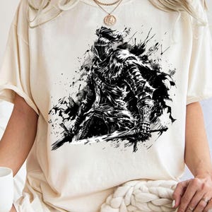 Dark Souls Knight Shirt – Gothic Warrior Graphic Tee, Black Ink Art Shirt for Gamers, Soulsborne Game Fan Gift