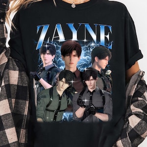 Può includere: T-shirt nero con il nome "ZAYNE" in blu e bianco, con un motivo a fulmine. La maglietta presenta una grafica di cinque figure maschili in stile anime. La modella indossa una camicia a quadri bianchi e neri sopra.