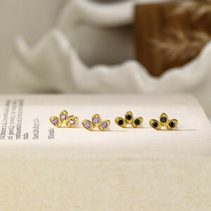 Örhängen i 14K guld med födelsesten • Eleganta små örhängen i guld • Minimalistiska små örhängen för vardagsbruk • Safir-jubileumspresent till kvinnor